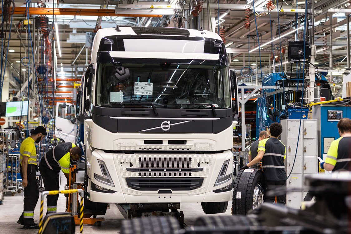 Daimler Truck and Volvo Group forge alliance for software-defined trucks - electrive.com