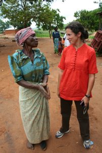 jessica fanzo speaks with a malawi woman farmer