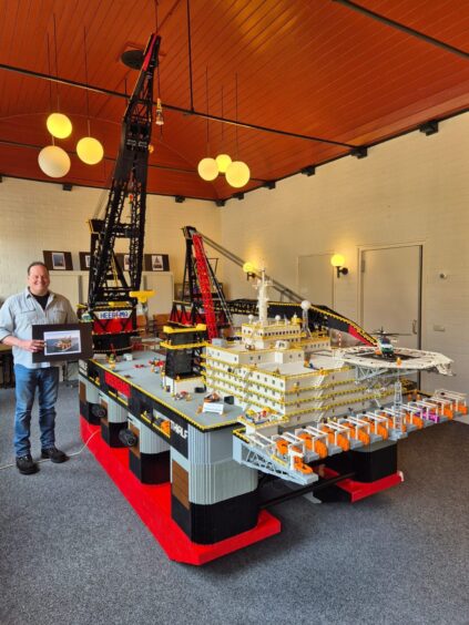 Marco de Vries made a 1:50 scale replica of the Thialf out of Lego.