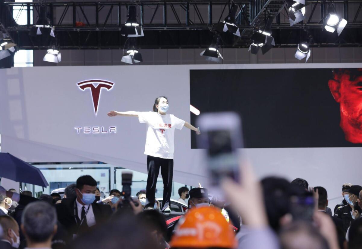 Tesla wins lawsuit in China against roof-top protesting lady car owner